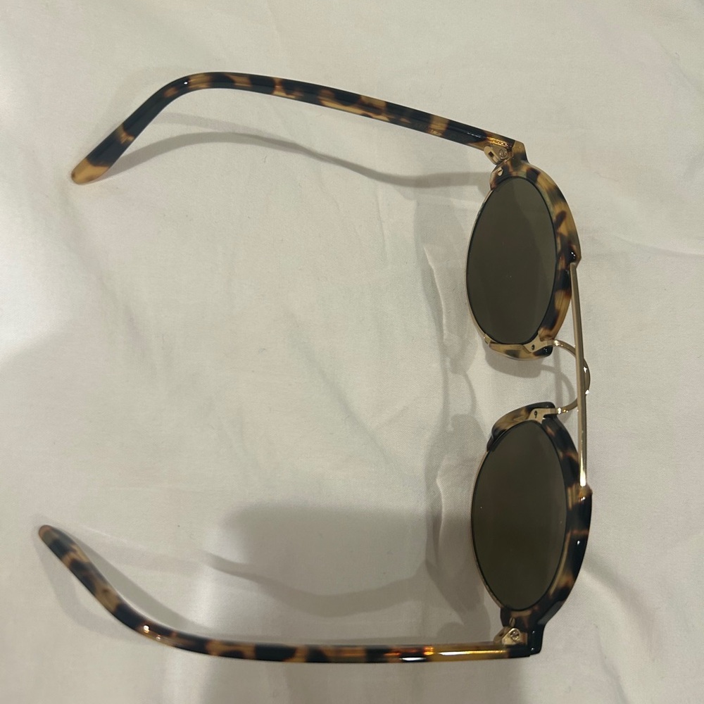illesteva Milan Sunglasses - Picture 2 of 3
